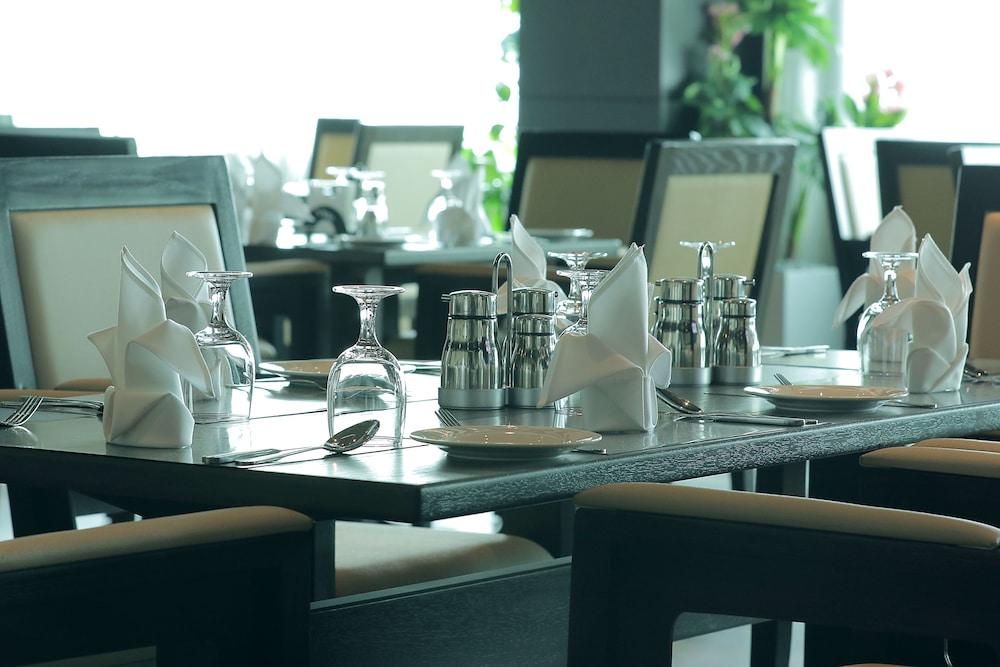Park Regis Lotus Hotel Манама Екстериор снимка
